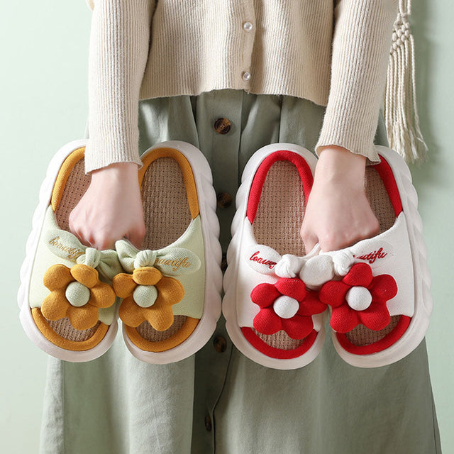 Lindas pantuflas de lino con decoración de flores