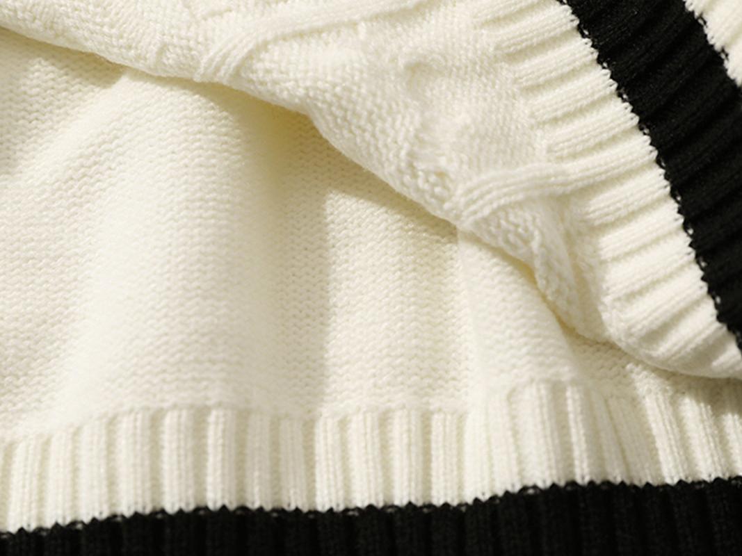 College-Strickpullover mit V-Ausschnitt