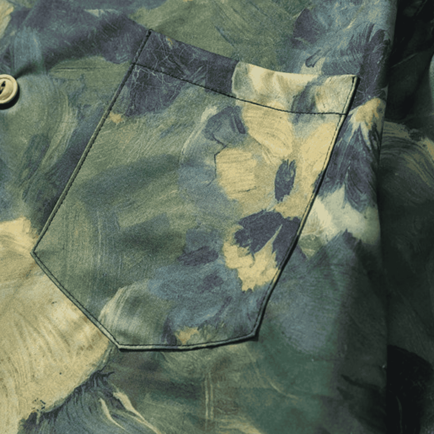 Camisa con pintura al óleo de flores