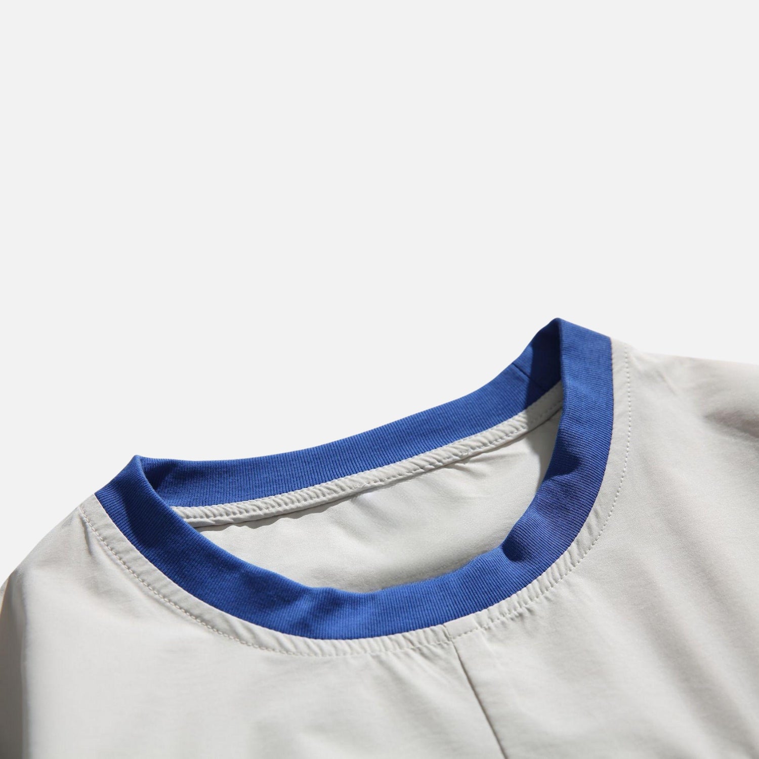 Sweatshirt mit Patchwork-Reißverschluss und Tasche
