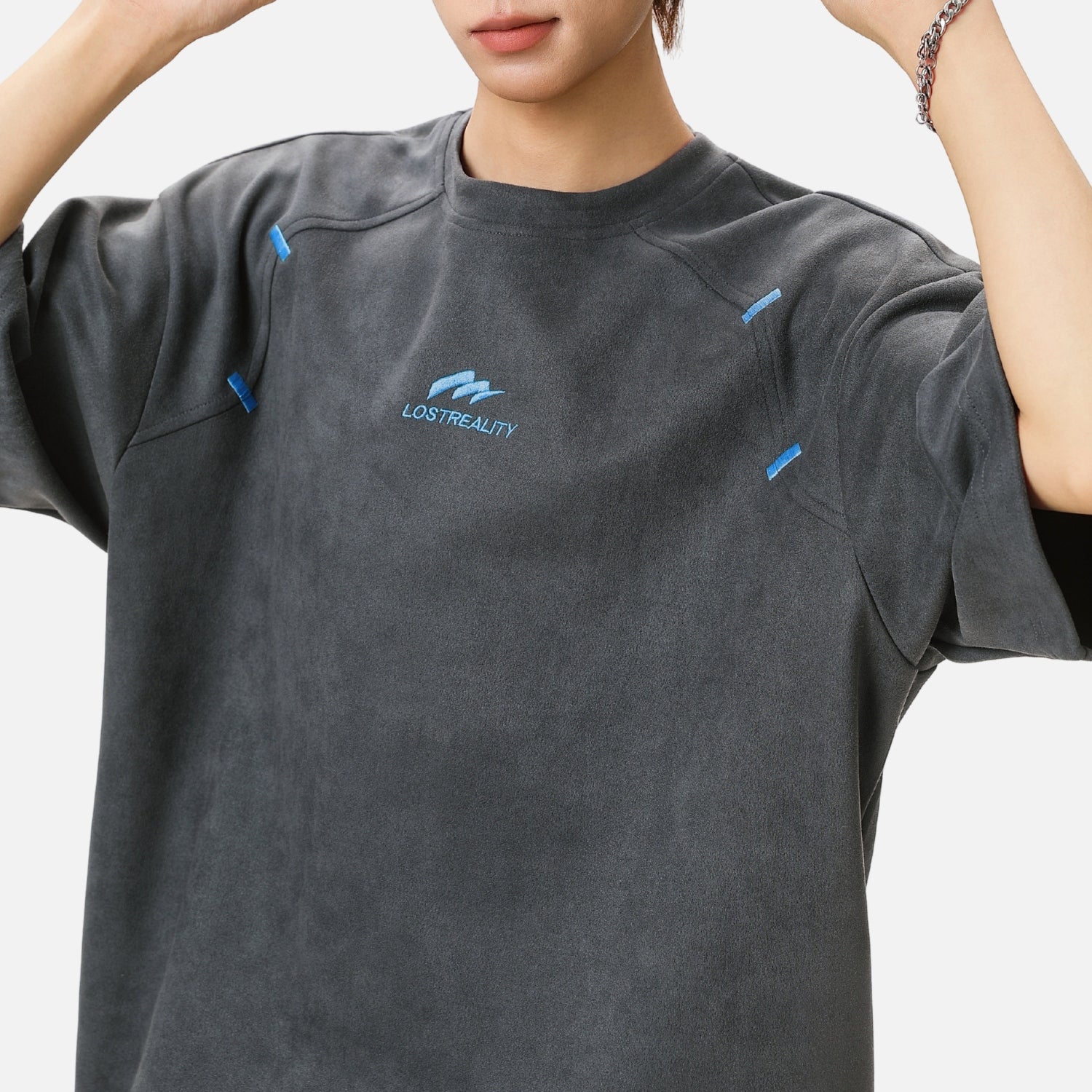 Camiseta bordada con bloques de color estructurados