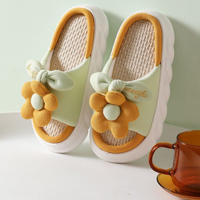 Lindas pantuflas de lino con decoración de flores