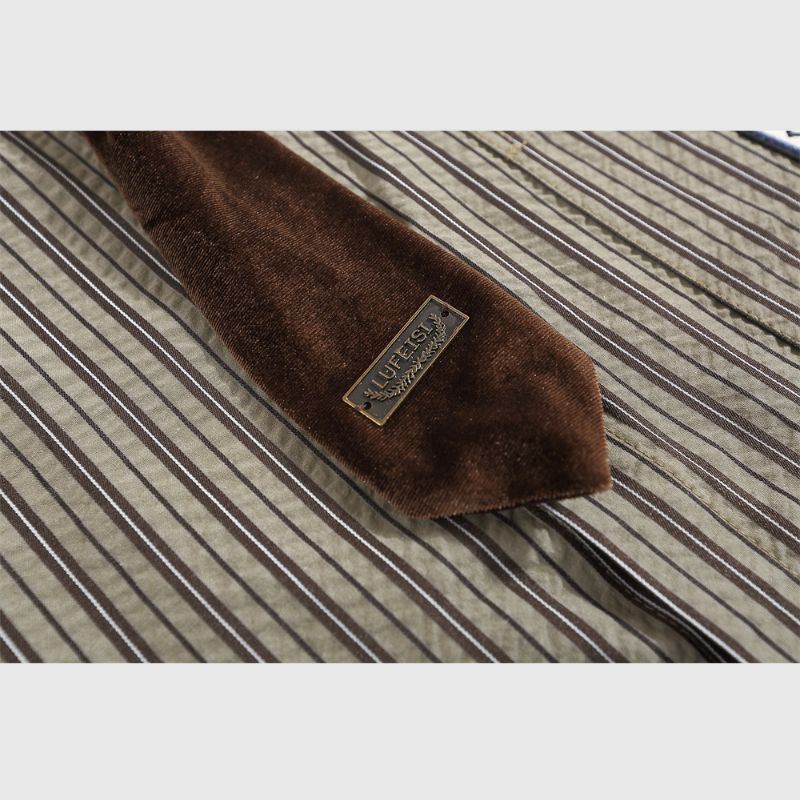 Camisas de rayas con decoración de corbata