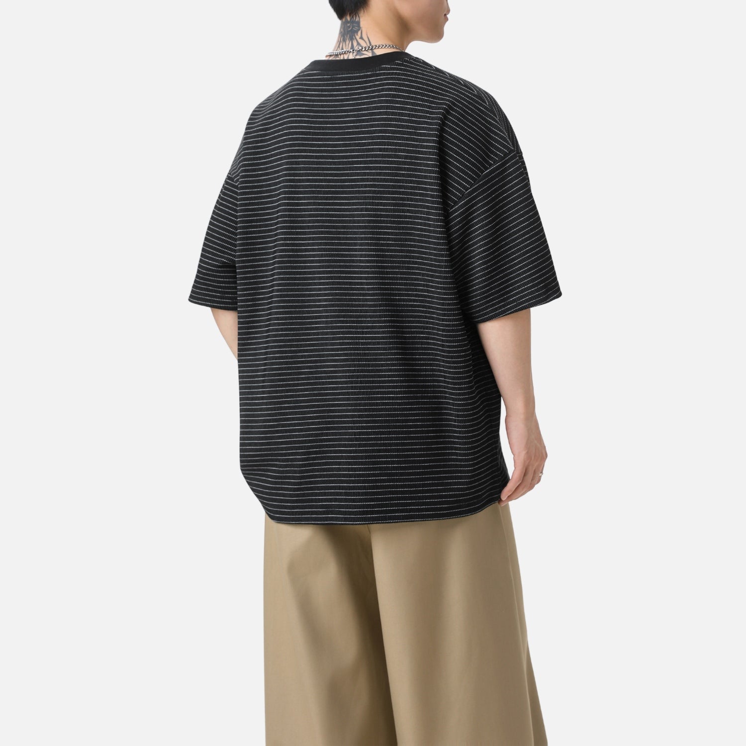 Minimalistisch gestreiftes Rundhalsshirt