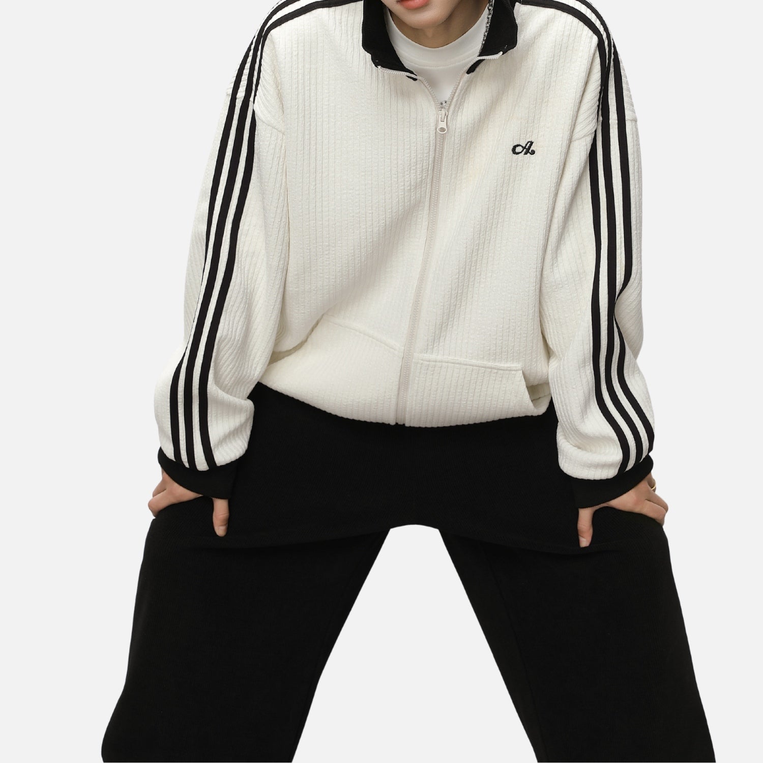 Strukturierte, farblich abgesetzte Reißverschlussjacke