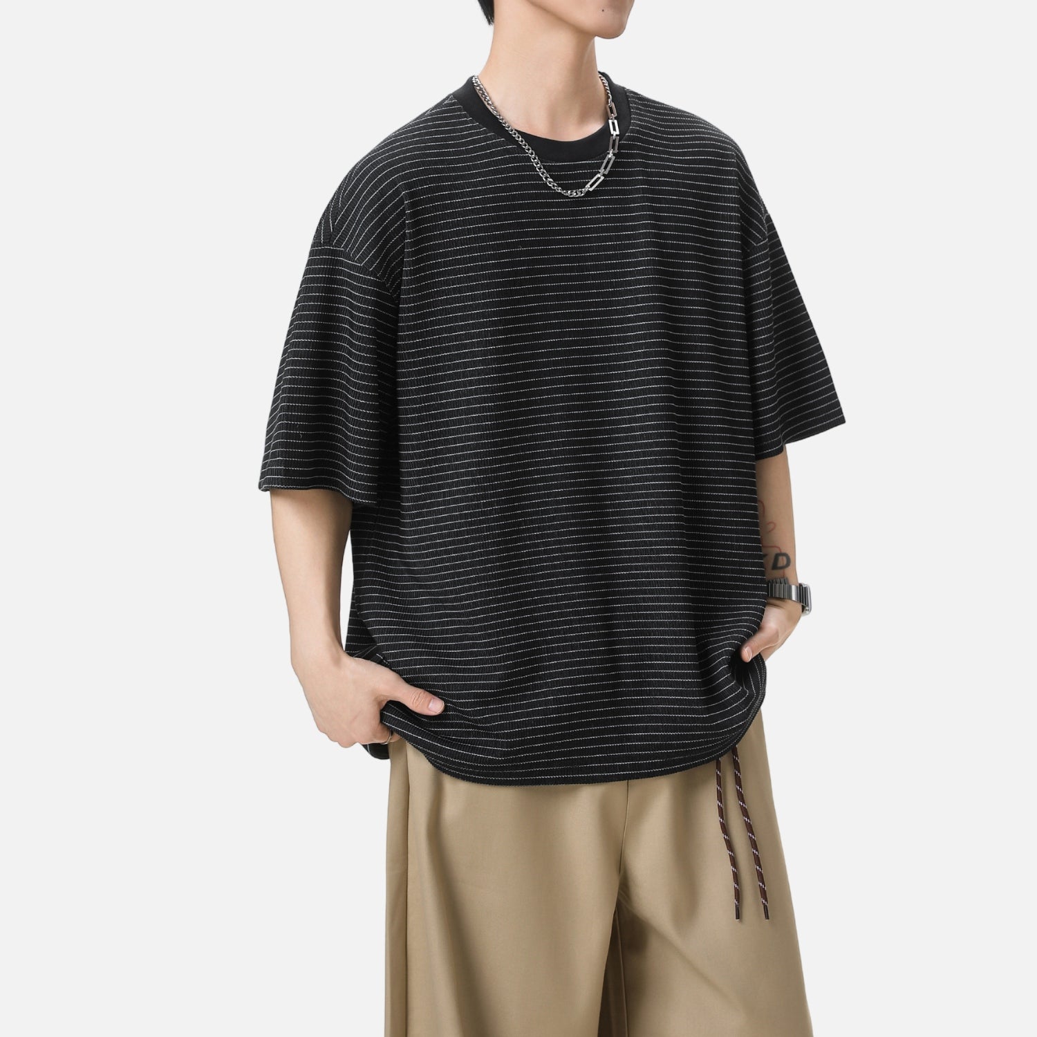 Minimalistisch gestreiftes Rundhalsshirt