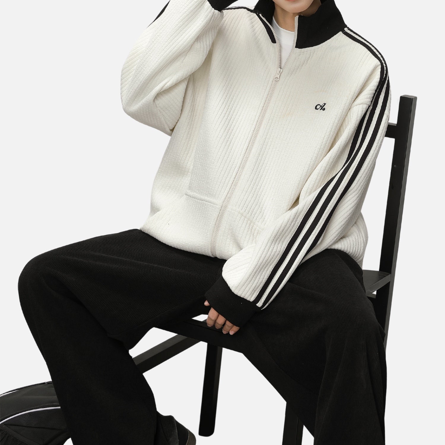 Strukturierte, farblich abgesetzte Reißverschlussjacke