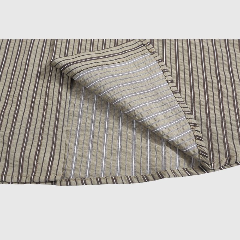 Camisas de rayas con decoración de corbata