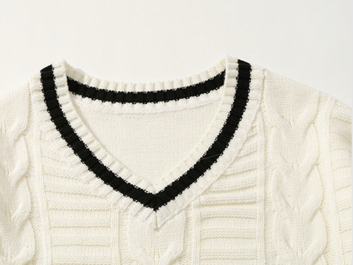 College-Strickpullover mit V-Ausschnitt