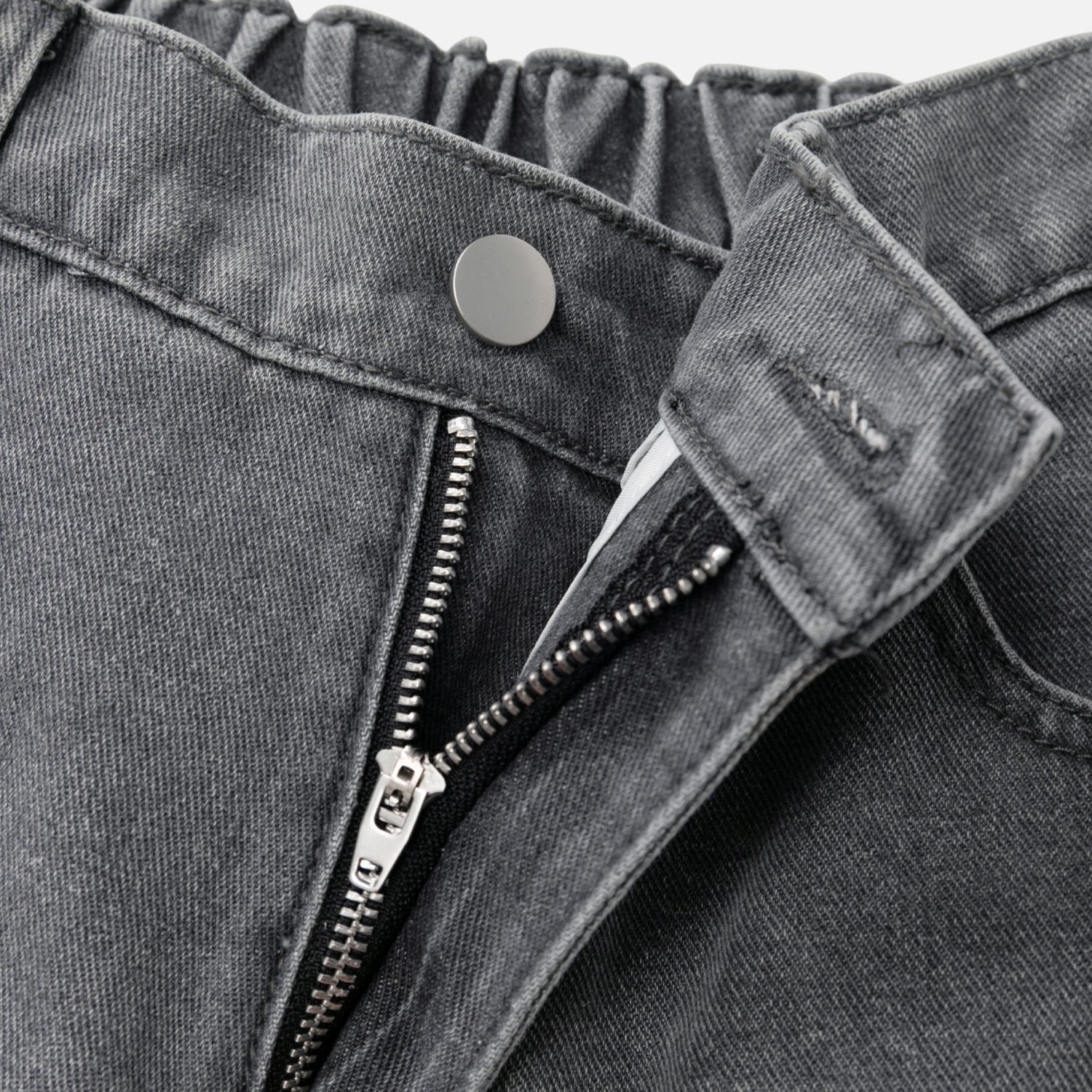 Shorts de mezclilla lavada y desgarrados