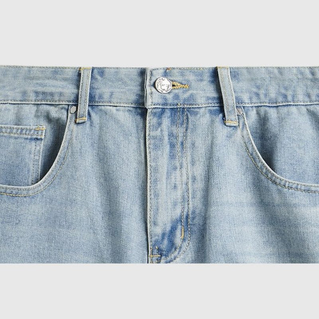 Pantalones cortos de mezclilla rasgados y rayados