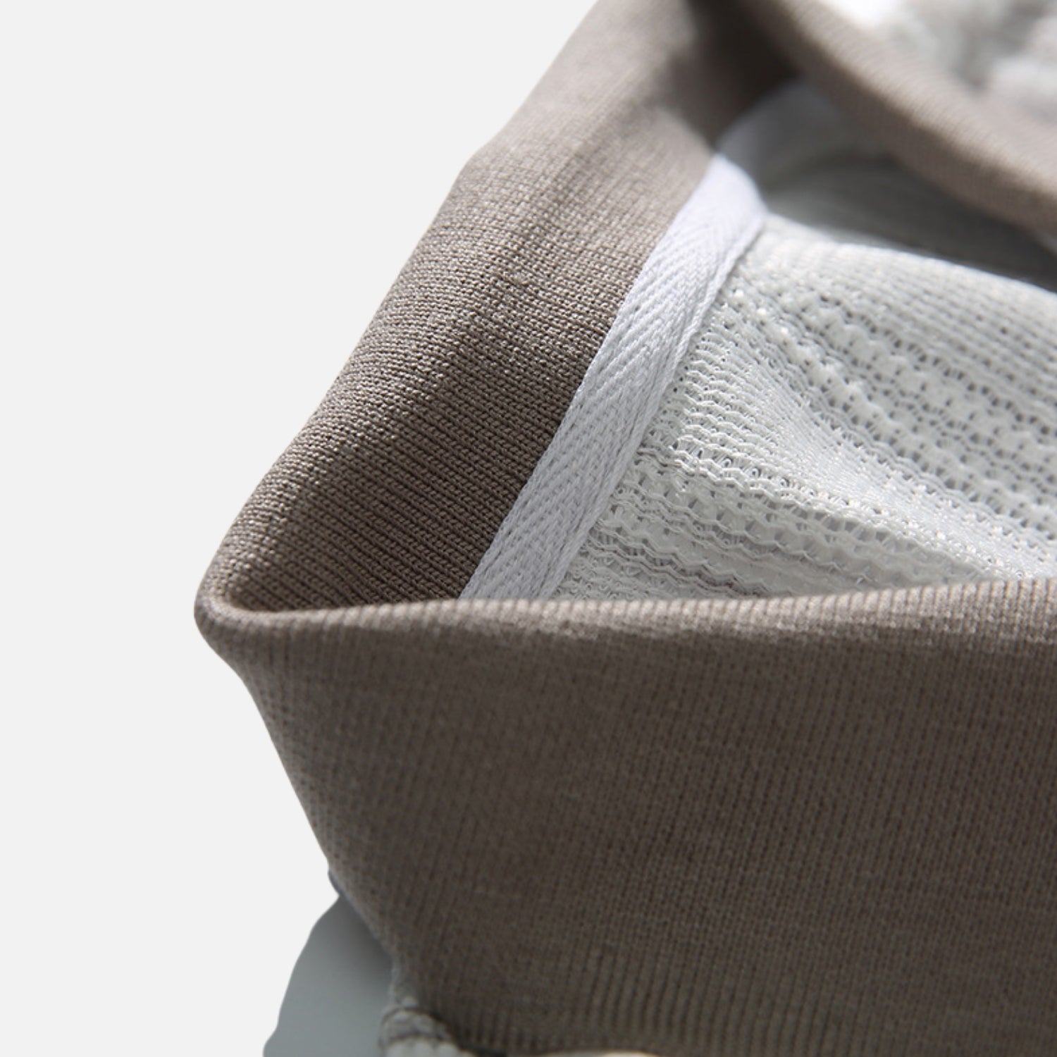 Camicia a maniche corte con taglio e blocchi di colore