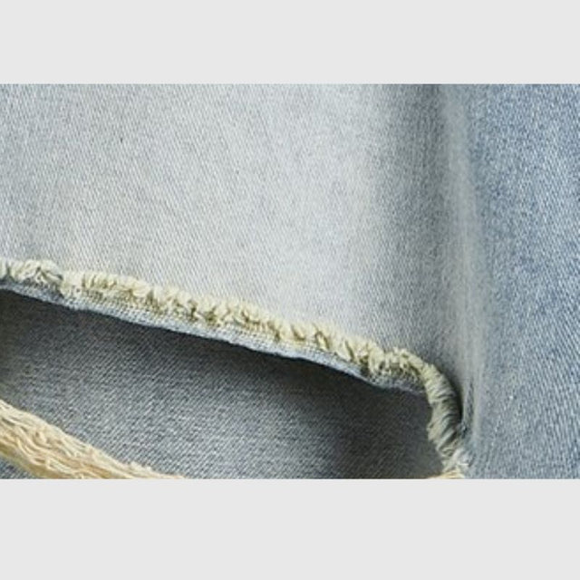 Pantalones cortos de mezclilla rasgados y rayados