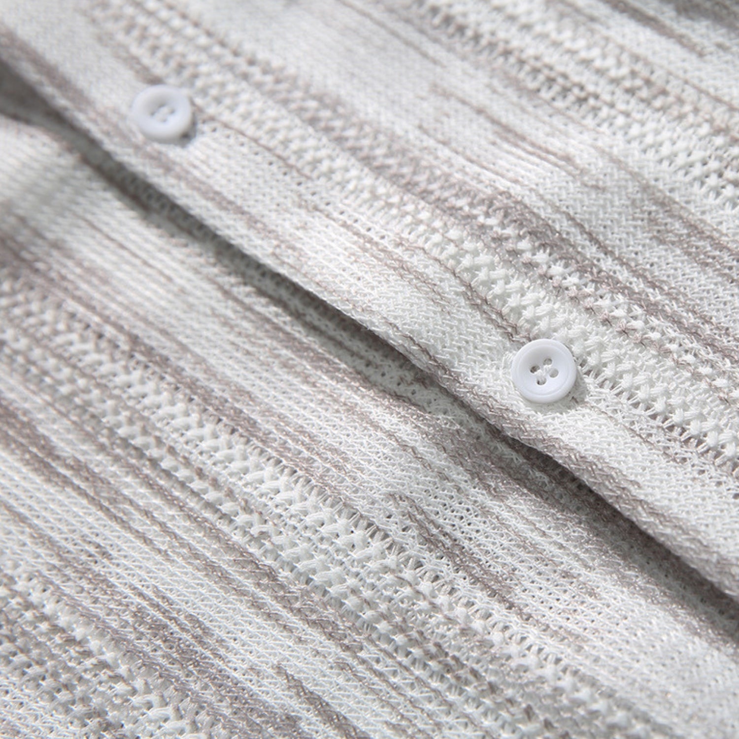 Camicia a maniche corte con taglio e blocchi di colore