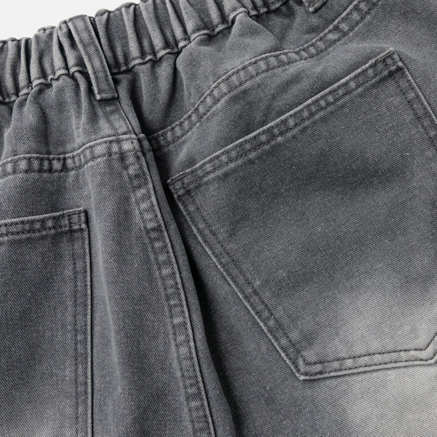 Shorts de mezclilla lavada y desgarrados