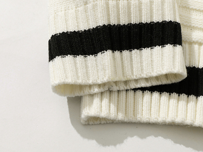 College-Strickpullover mit V-Ausschnitt