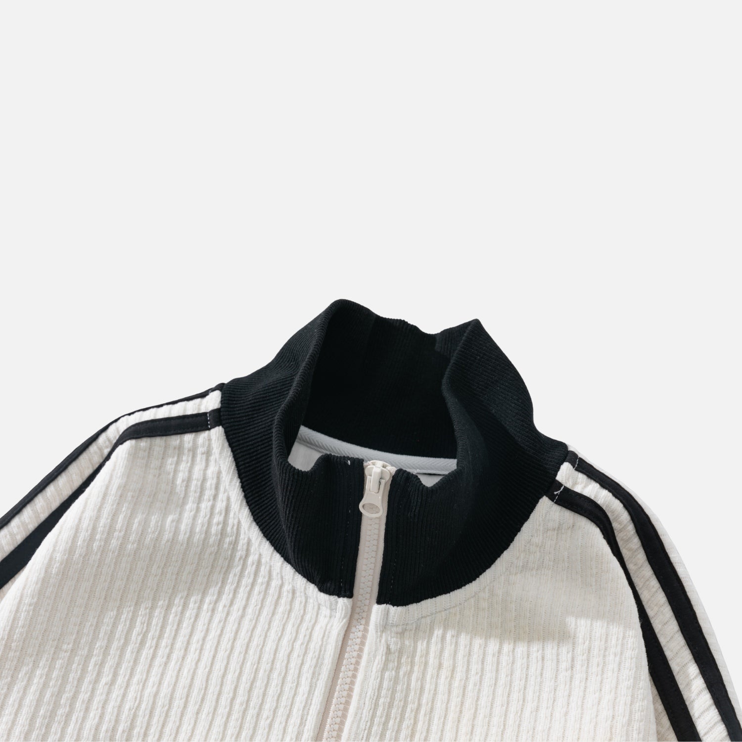 Strukturierte, farblich abgesetzte Reißverschlussjacke