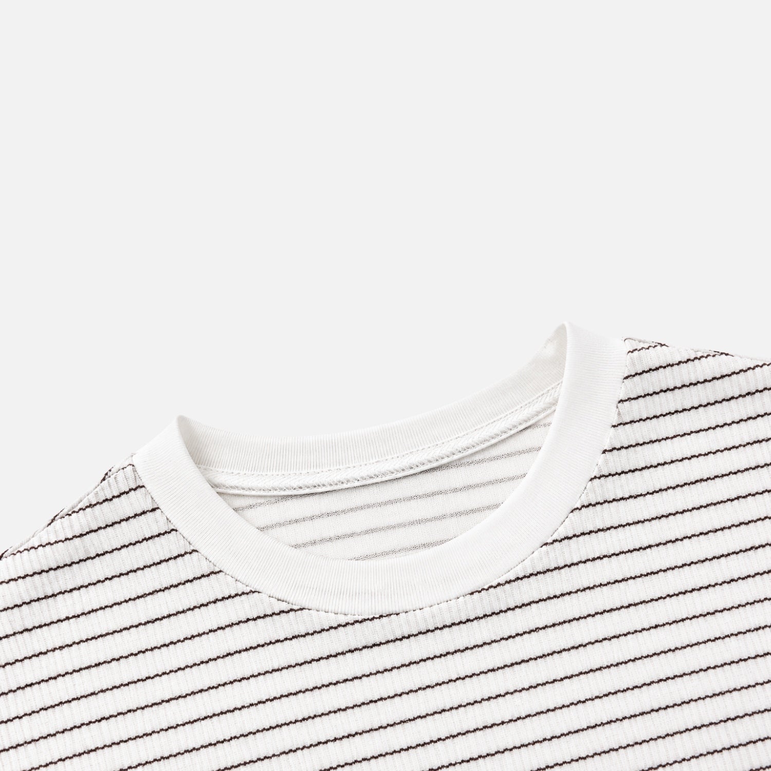 Minimalistisch gestreiftes Rundhalsshirt
