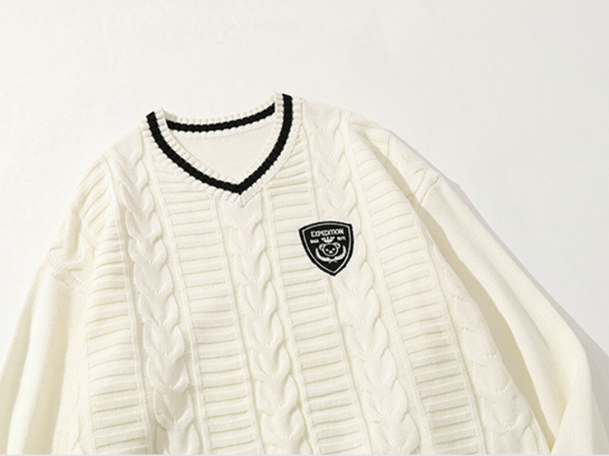 College-Strickpullover mit V-Ausschnitt