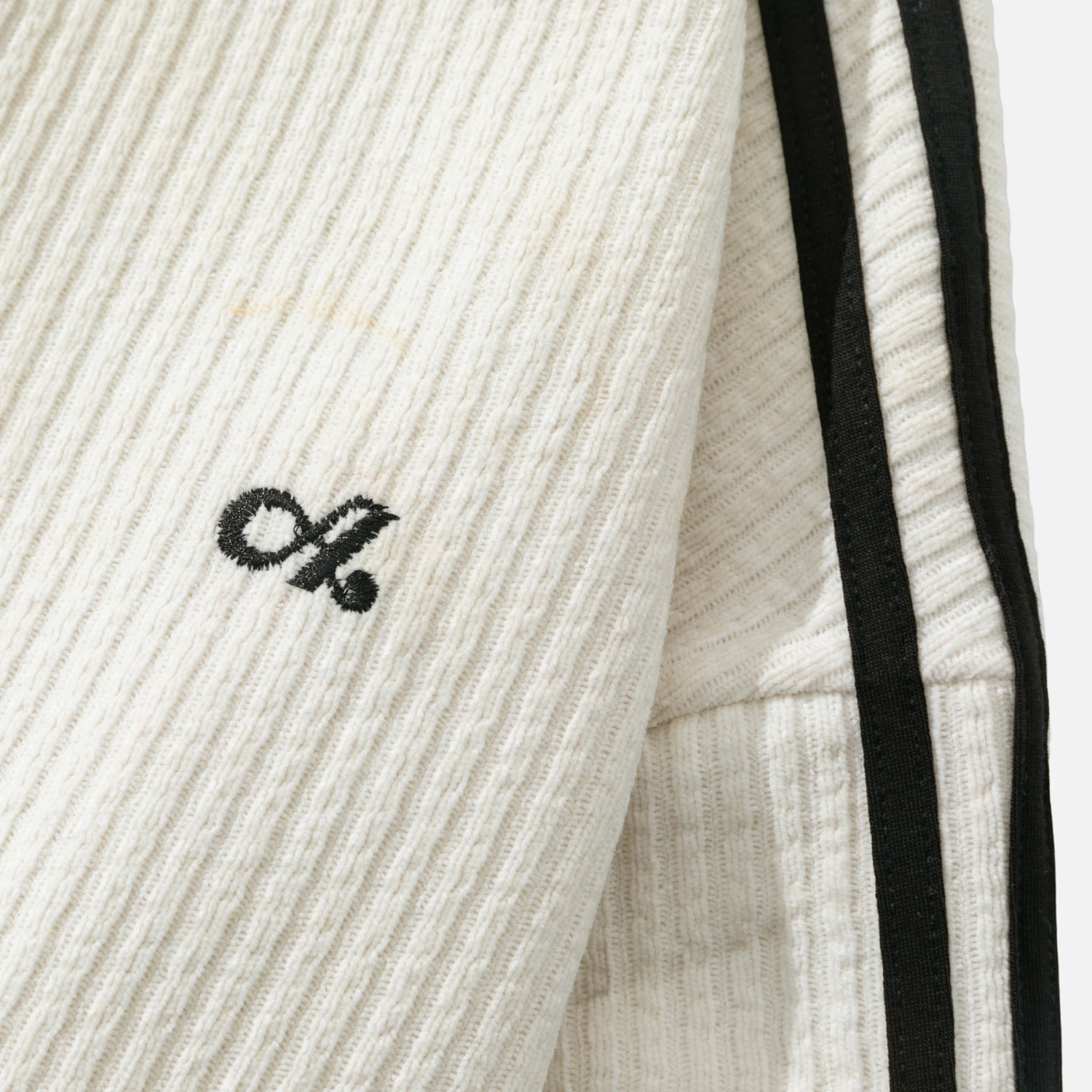 Strukturierte, farblich abgesetzte Reißverschlussjacke