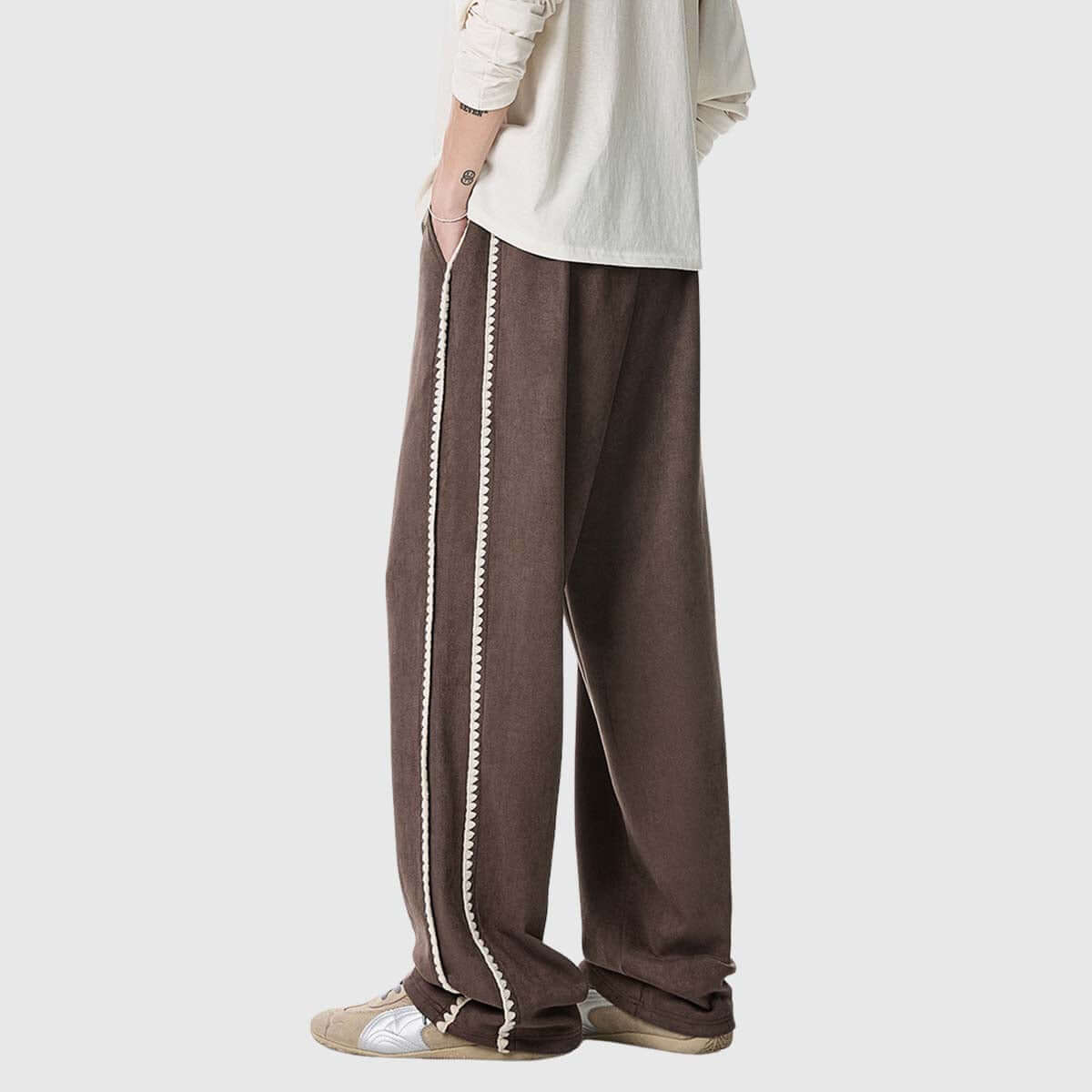 Pantalones casuales con detalle de rayas