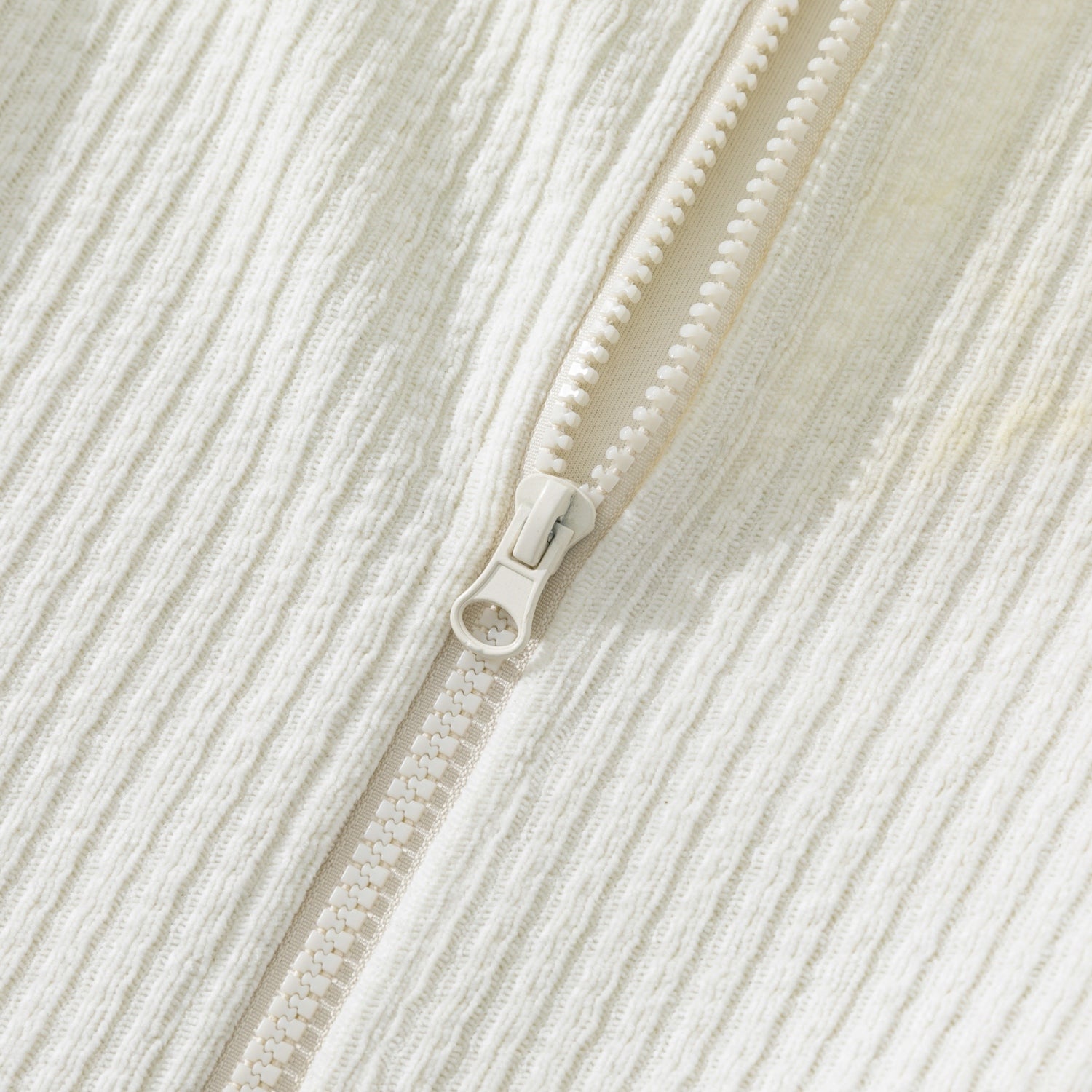 Strukturierte, farblich abgesetzte Reißverschlussjacke