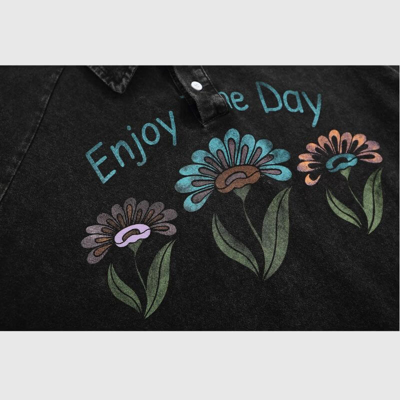 Camiseta con flores lavadas