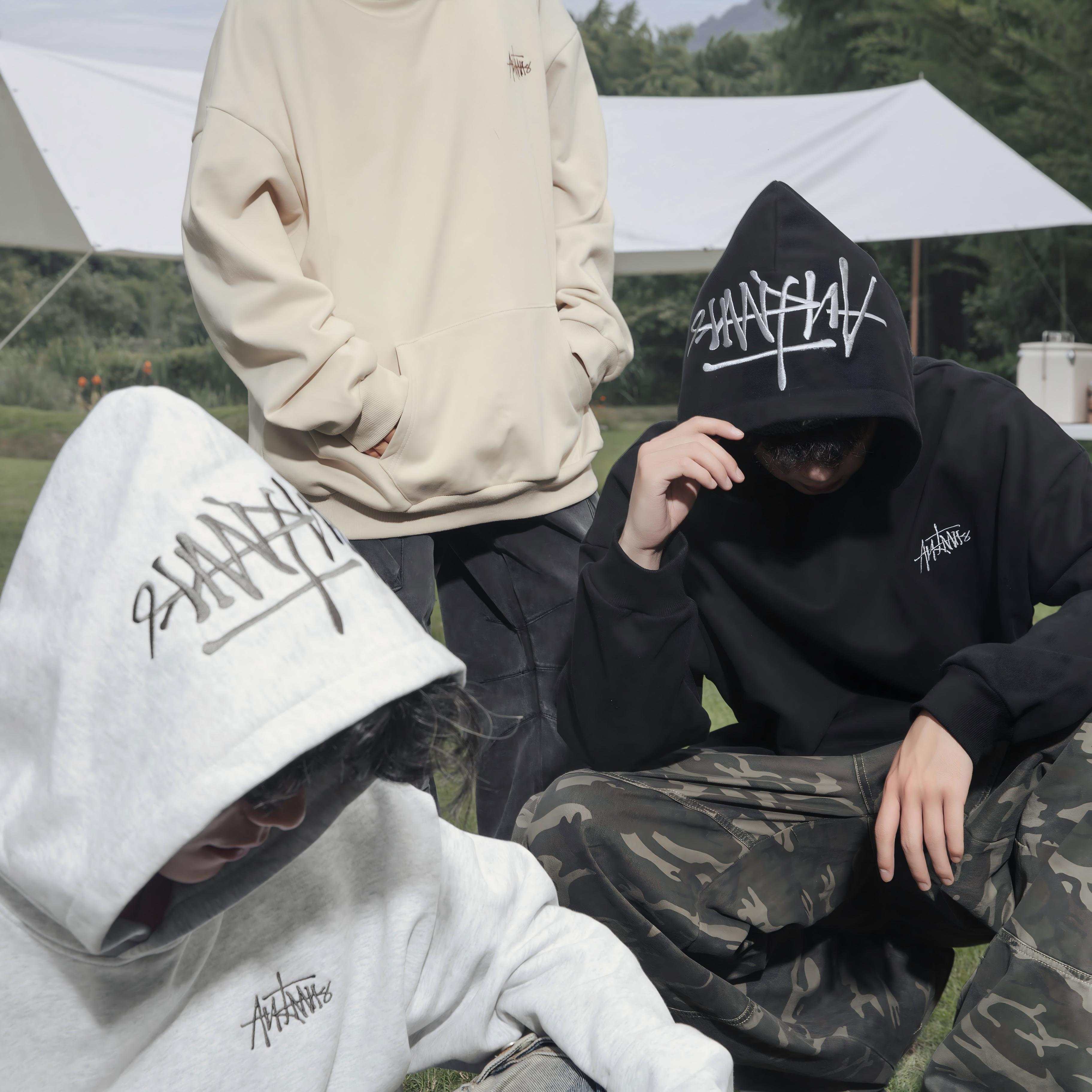 Sudadera con capucha bordada a mano