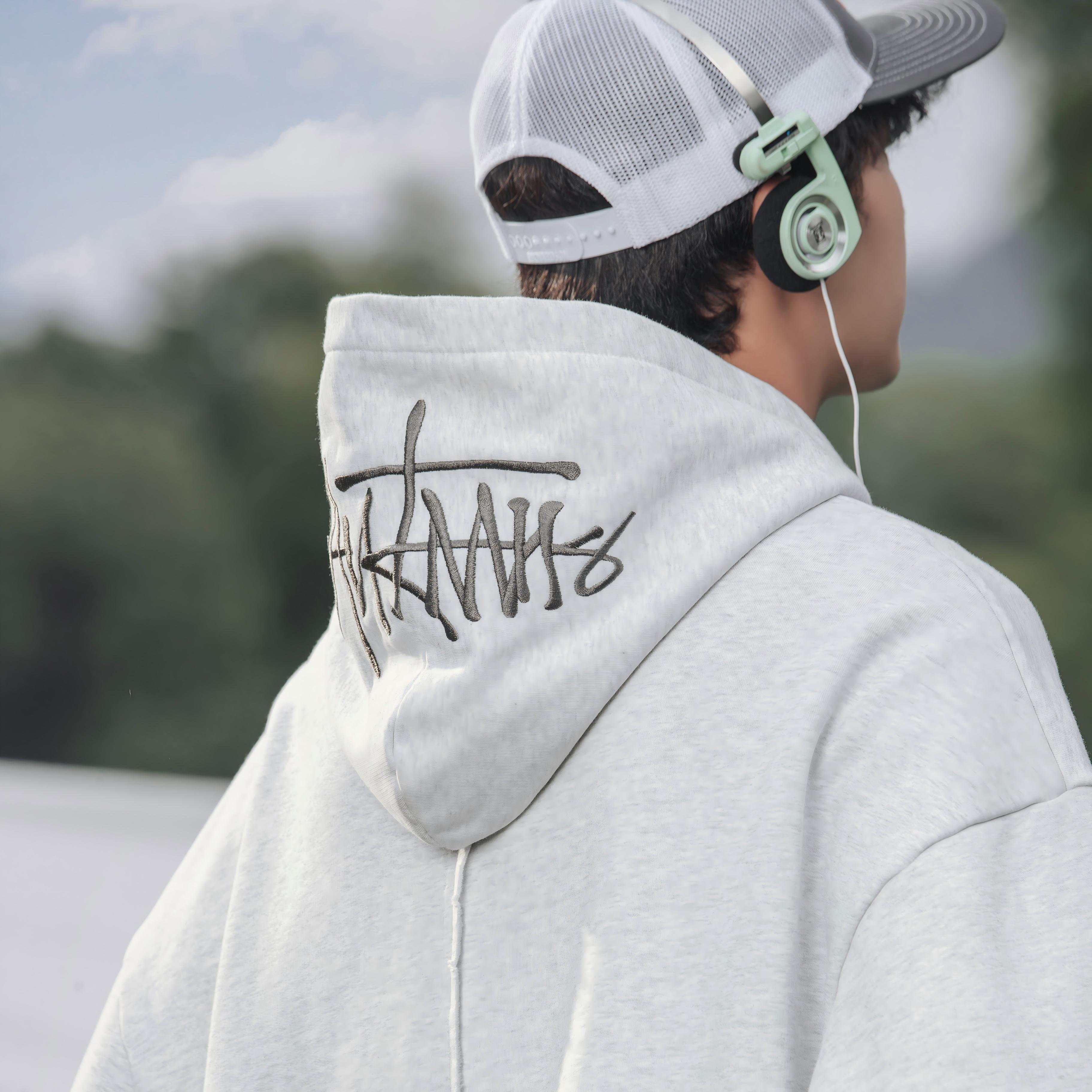 Sudadera con capucha bordada a mano