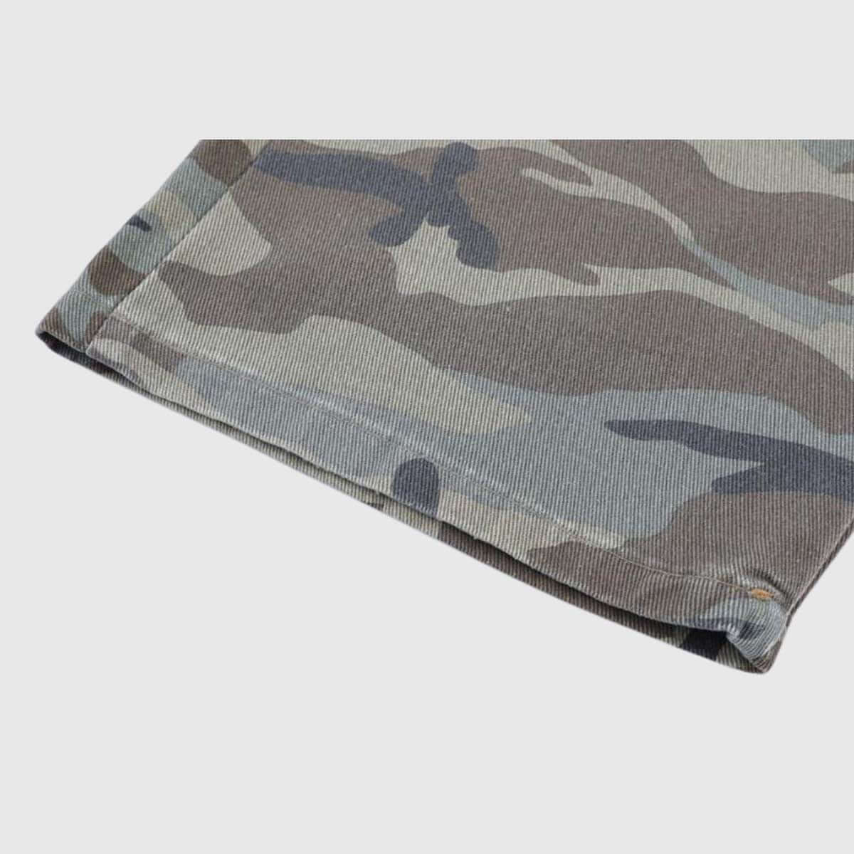 Vaqueros con parches de camuflaje