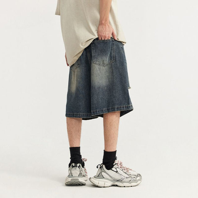 Pantalones cortos de mezclilla rasgados y rayados