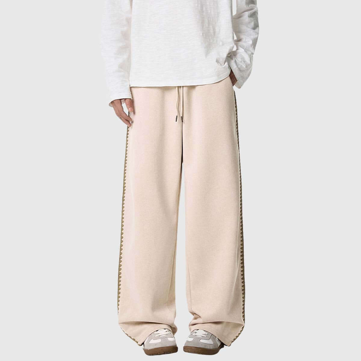 Pantalones casuales con detalle de rayas