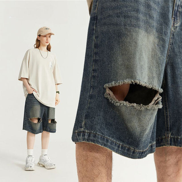 Pantalones cortos de mezclilla rasgados y rayados