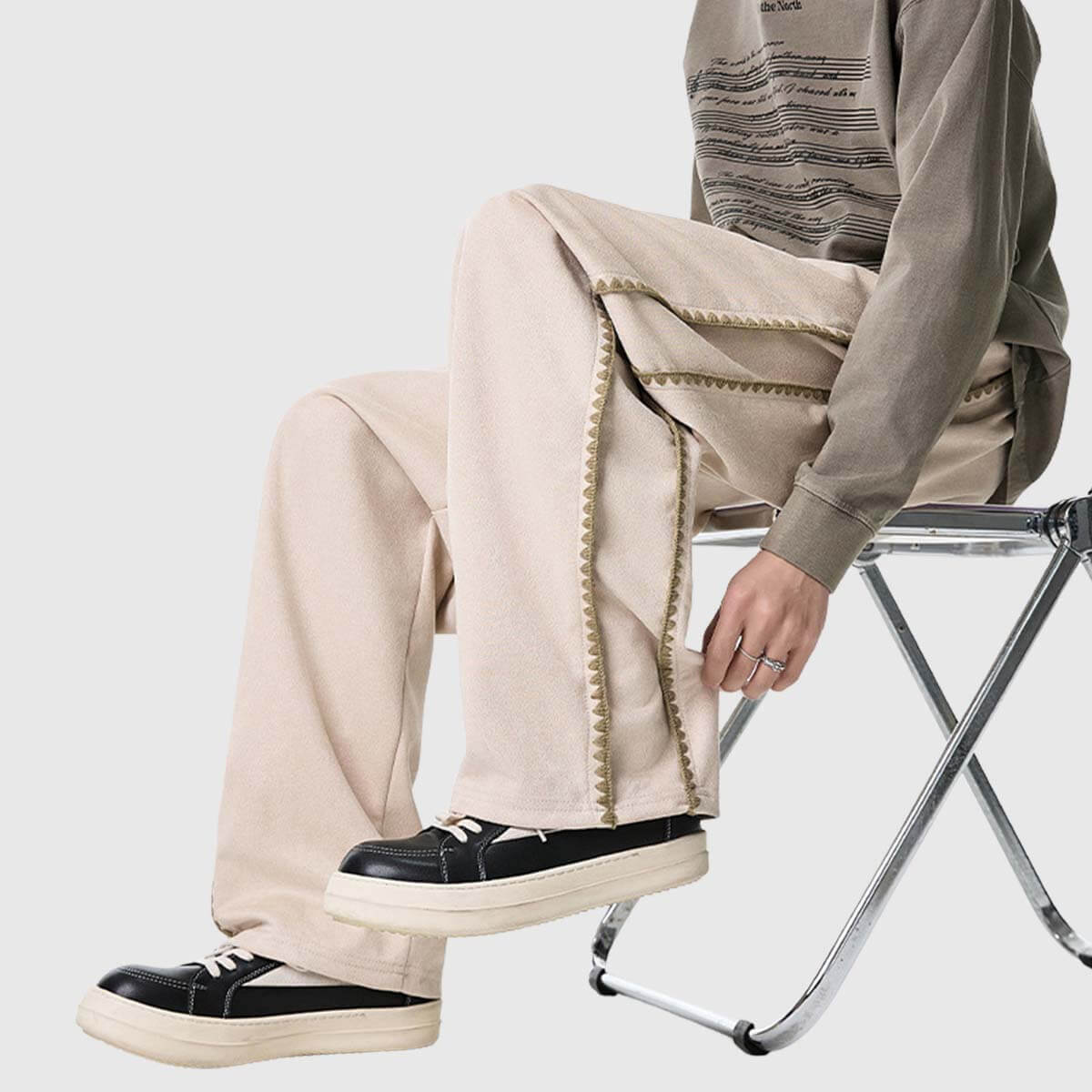 Pantalones casuales con detalle de rayas