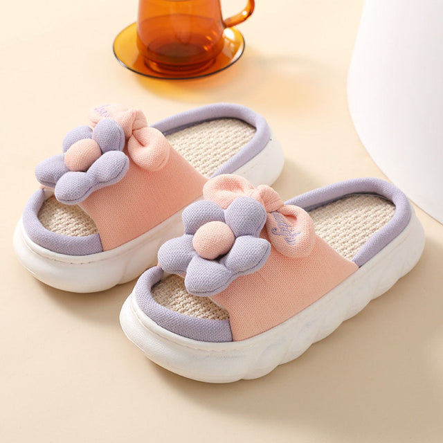 Lindas pantuflas de lino con decoración de flores