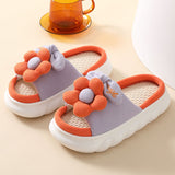 Lindas pantuflas de lino con decoración de flores