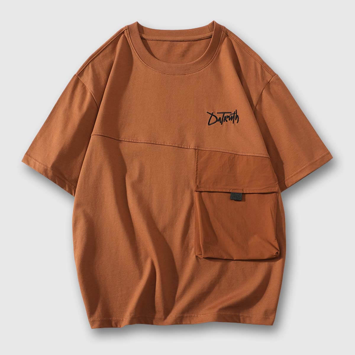 Camiseta moderna con bolsillo utilitario