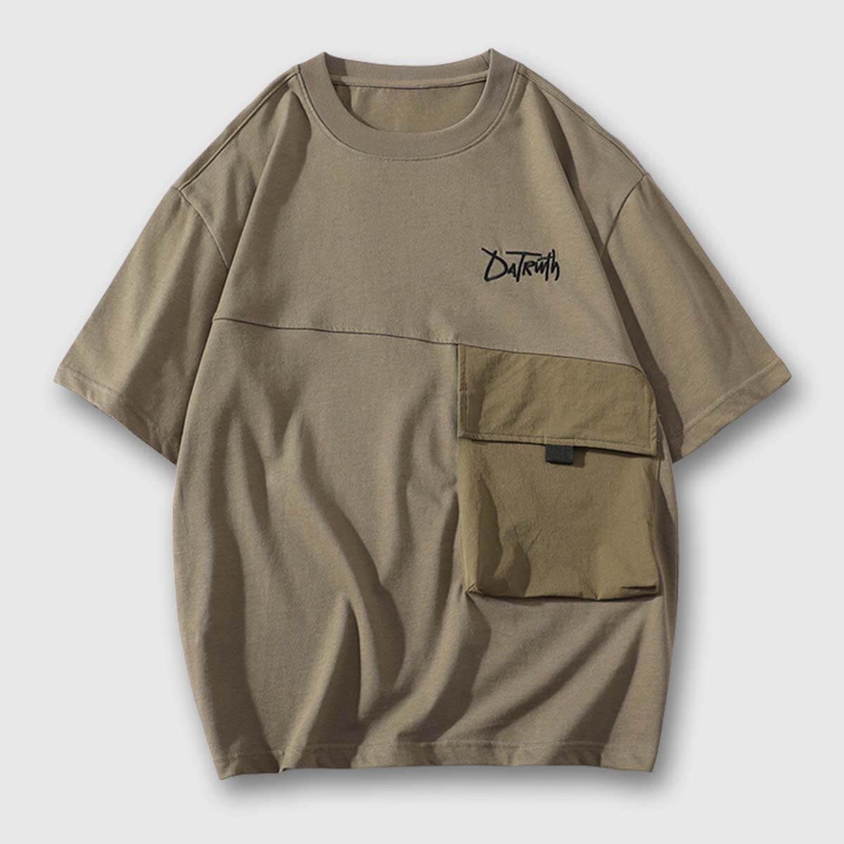Camiseta moderna con bolsillo utilitario