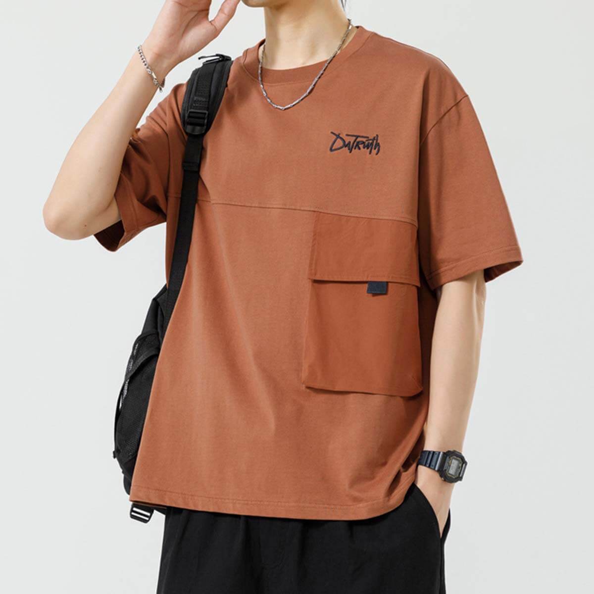 Camiseta moderna con bolsillo utilitario