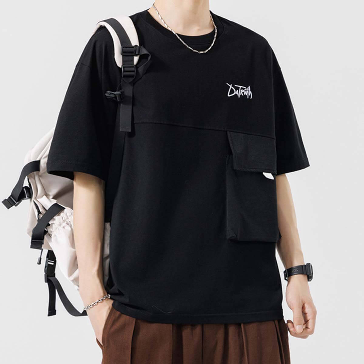 Camiseta moderna con bolsillo utilitario