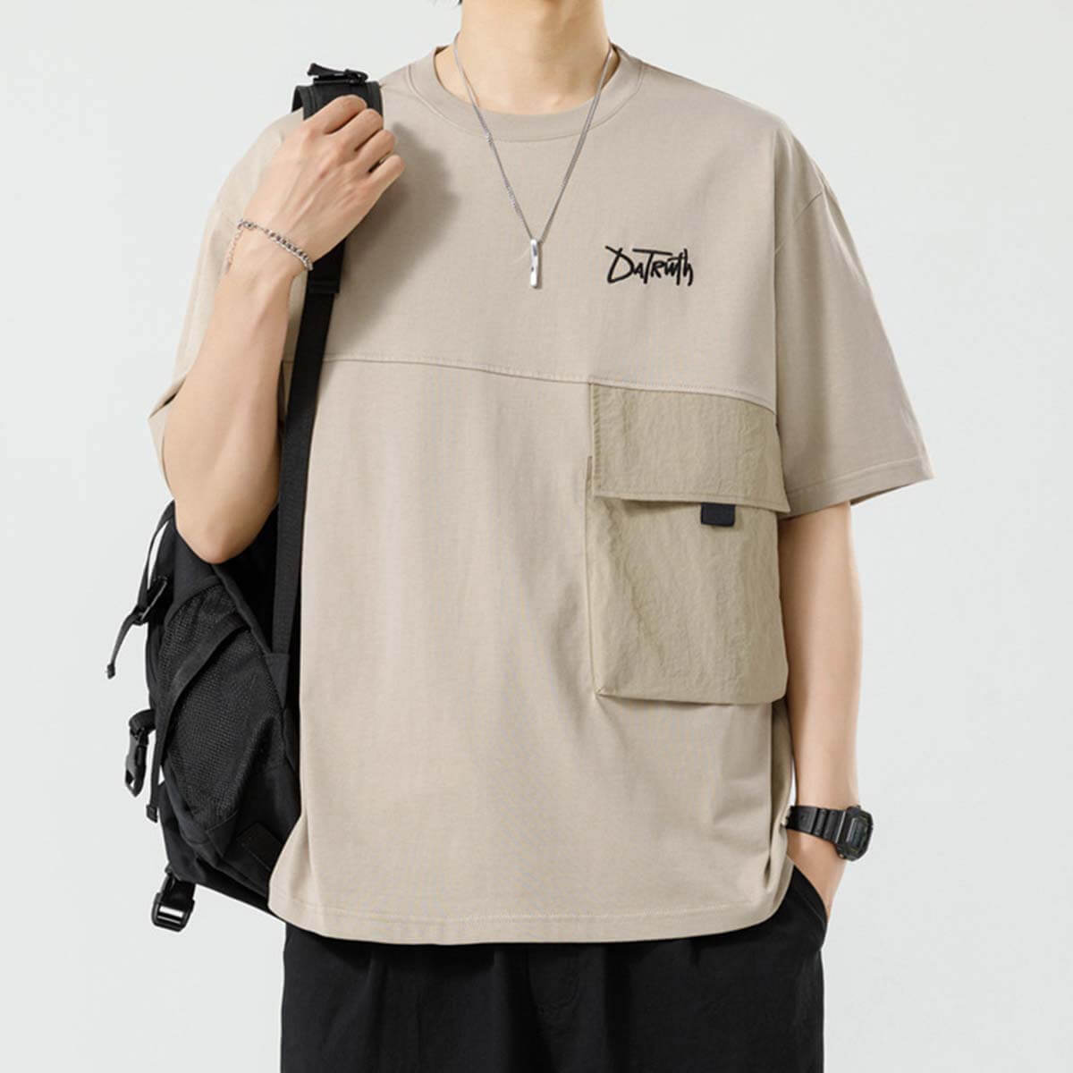 Camiseta moderna con bolsillo utilitario