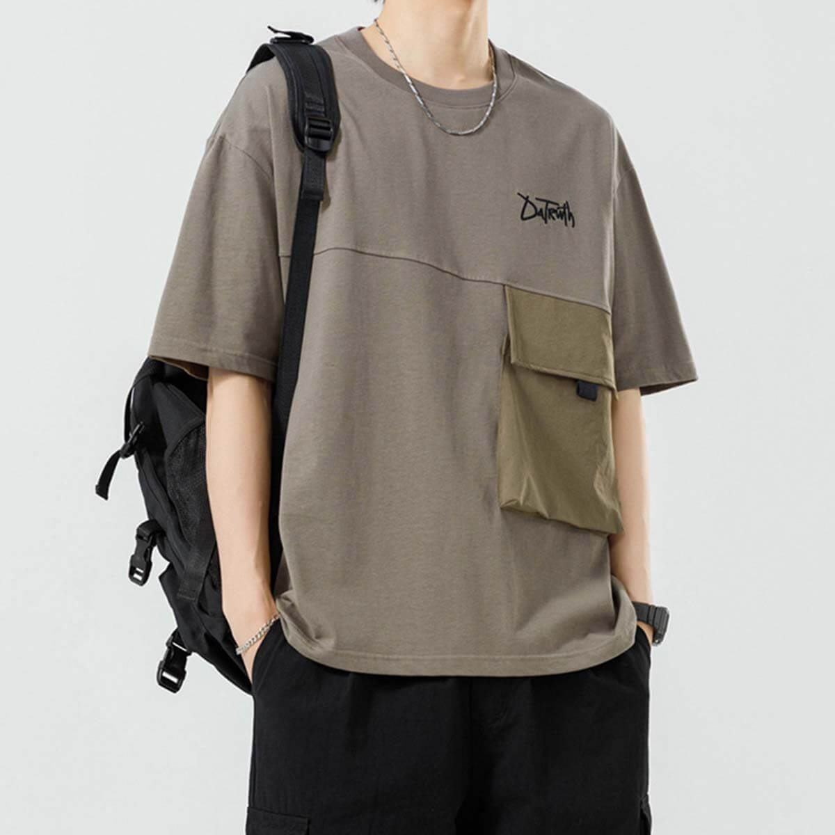 Camiseta moderna con bolsillo utilitario