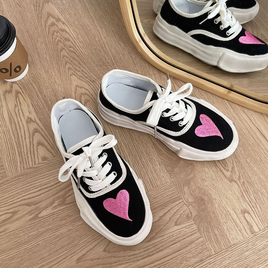 Zapatillas deportivas de lona bordadas con estampado de corazón de Oluolin