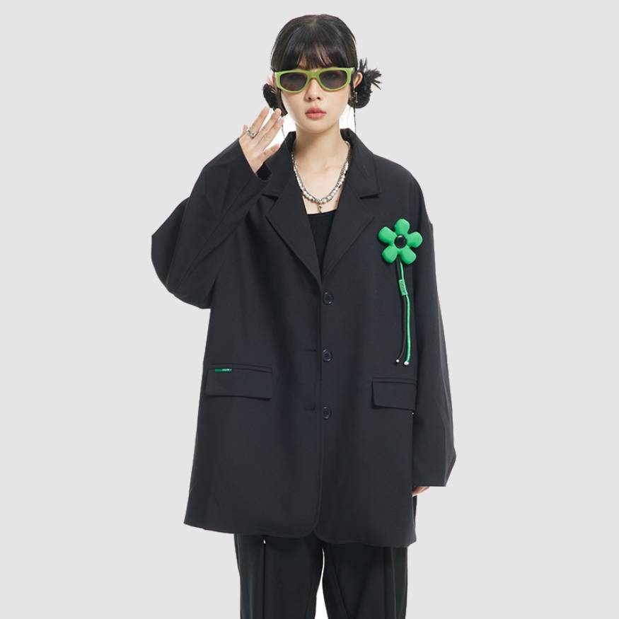 Blazer con decoración floral desmontable