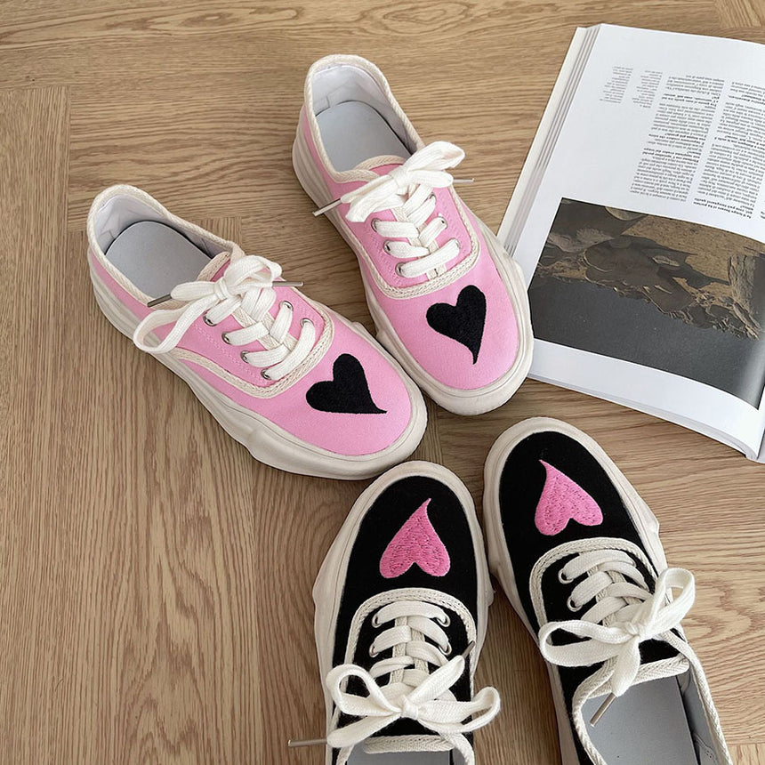 Zapatillas deportivas de lona bordadas con estampado de corazón de Oluolin