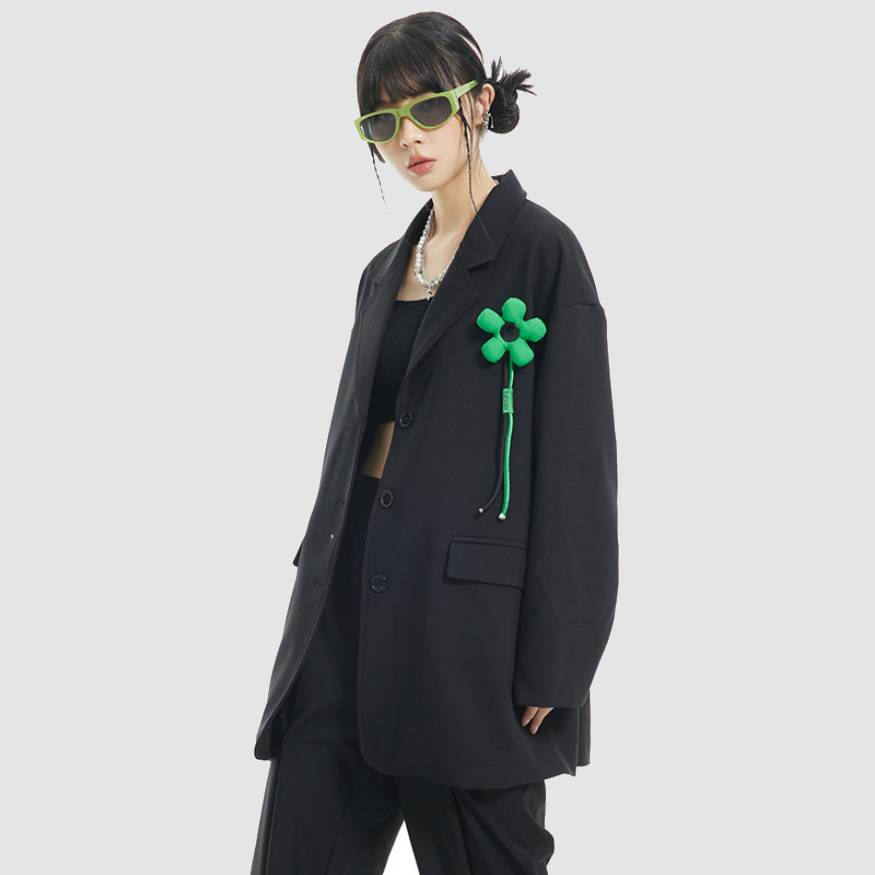 Blazer con decoración floral desmontable