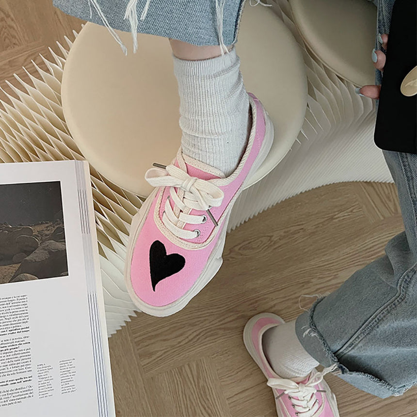 Zapatillas deportivas de lona bordadas con estampado de corazón de Oluolin