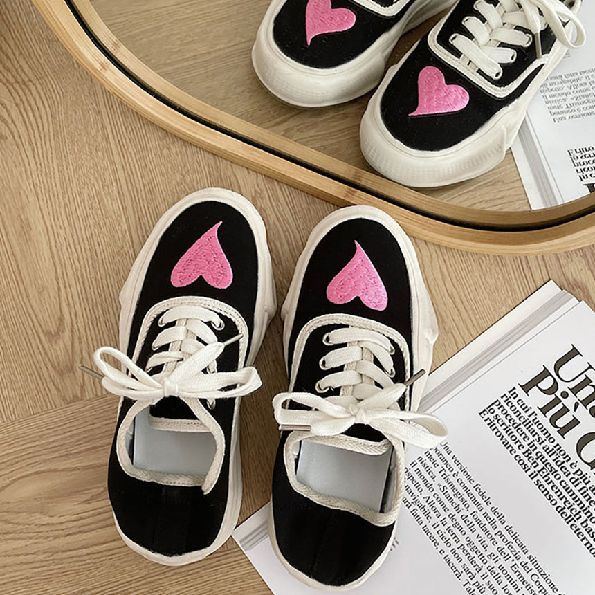 Zapatillas deportivas de lona bordadas con estampado de corazón de Oluolin