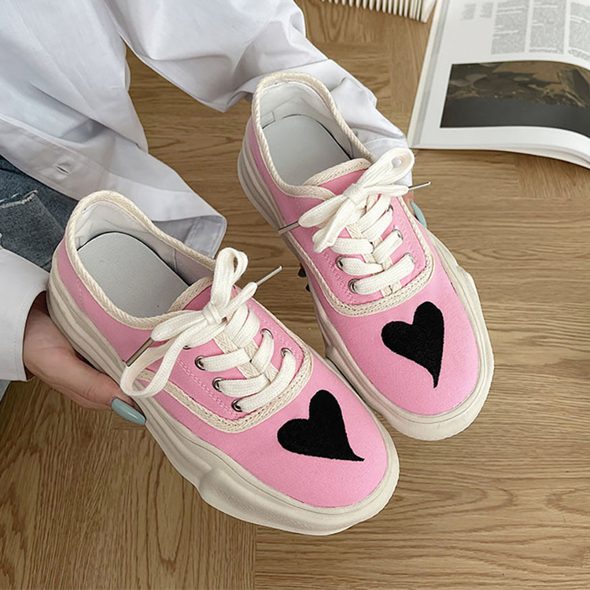 Zapatillas deportivas de lona bordadas con estampado de corazón de Oluolin