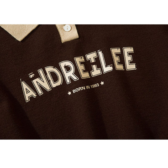 Kurzer Pullover mit Umlegekragen und Buchstabenmuster